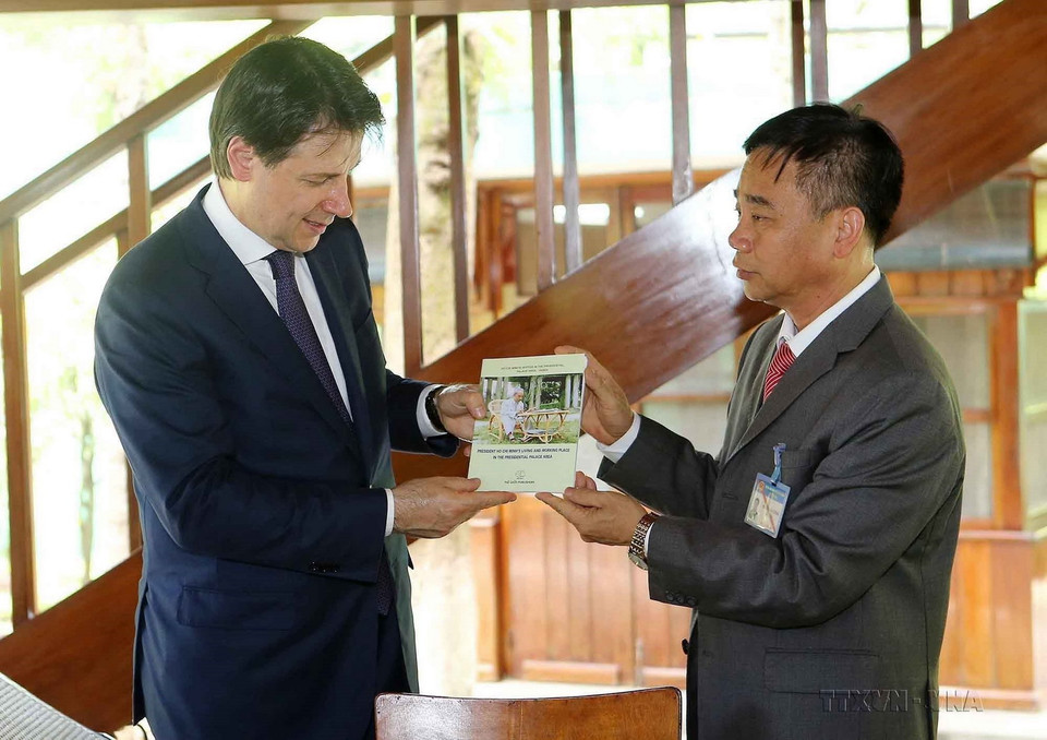 Lãnh đạo Khu di tích Chủ tịch Hồ Chí Minh tại Phủ Chủ tịch tặng sách về Bác Hồ cho Thủ tướng Italy Giuseppe Conte, ngày 6/6/2019. (Ảnh: Doãn Tấn/TTXVN)