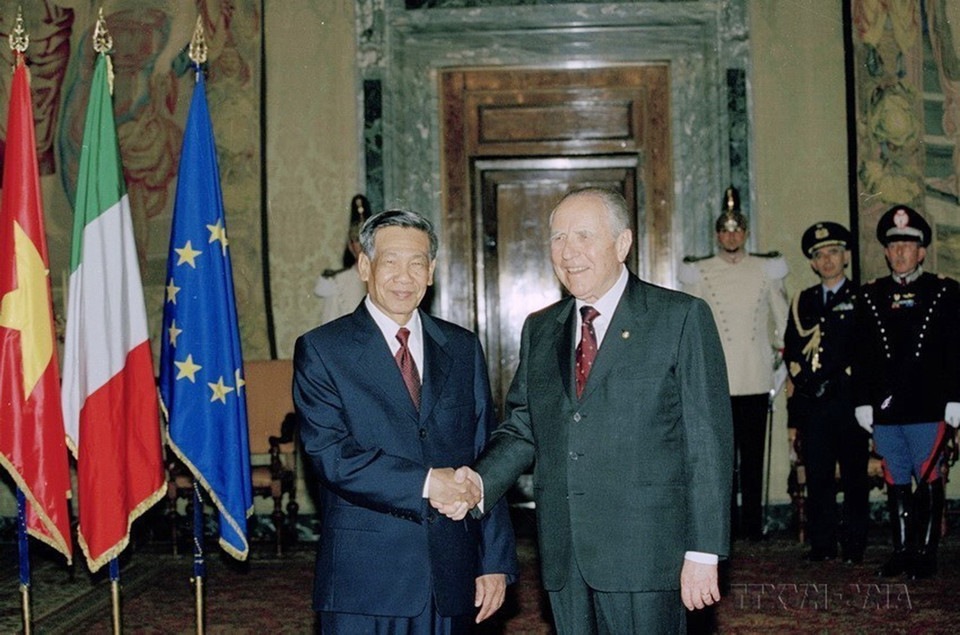 Tổng thống Italy Carlo Azeglio Ciampi đón Tổng Bí thư Lê Khả Phiêu thăm chính thức Italy từ 25-29/5/2000. (Ảnh: Cao Phong/TTXVN)