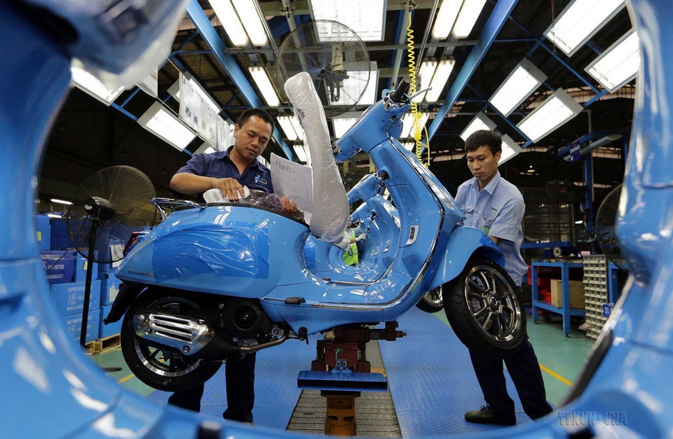 Dịch giả Italy Andrea Catone tặng cuốn sách “Hồ Chí Minh-Chủ nghĩa yêu nước và Chủ nghĩa quốc tế” cho Đại sứ Nguyễn Thị Bích Huệ tại buổi giới thiệu sách ở Rome, ngày 12/4/2019. (Ảnh: Ngự Bình/TTXVN)