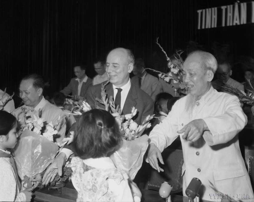 Chủ tịch Hồ Chí Minh và Ủy viên Ban lãnh đạo, Bí thư thứ nhất BCH Trung ương Đảng Cộng sản Italy Giancarlo Pajetta tham dự míttinh của nhân dân Thủ đô kỷ niệm ngày Quốc tế lao động và chào mừng Đoàn đại biểu Đảng Cộng sản Italy thăm hữu nghị Việt Nam, 1/5/1965. (Ảnh: TTXVN)