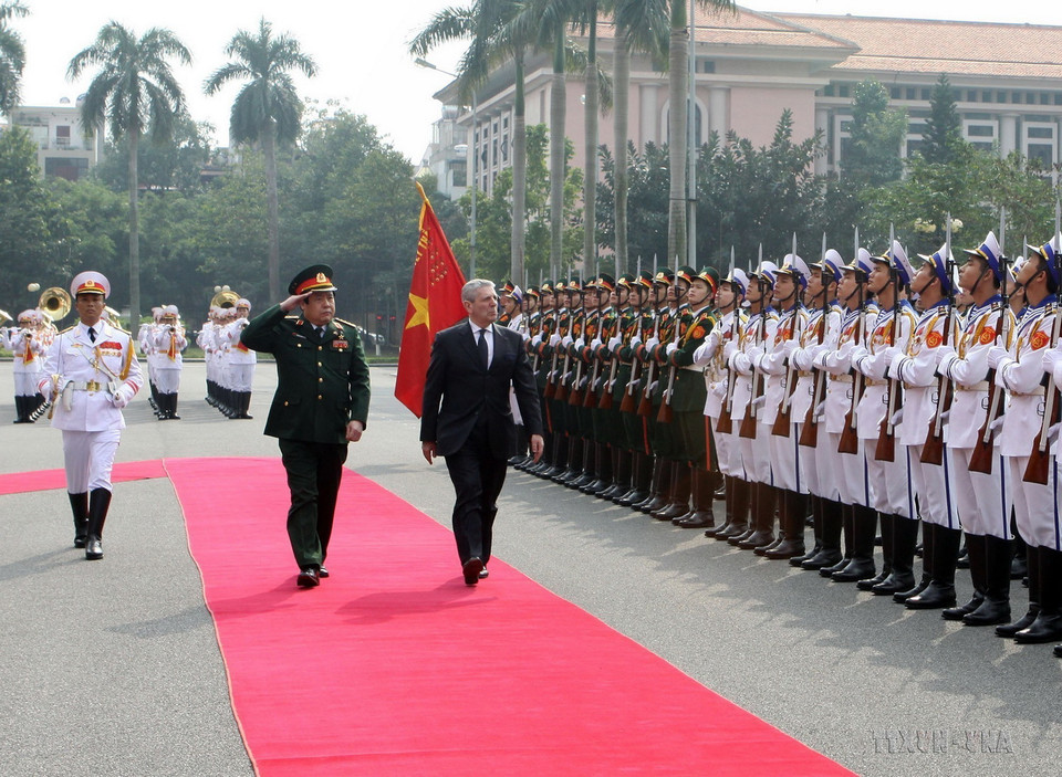 Bộ trưởng Bộ Quốc phòng Phùng Quang Thanh đón và hội đàm với Bộ trưởng Quốc phòng Italy Giampaolo Di Paola thăm Việt Nam, Hà Nội, 10/1/2013. (Ảnh: Trọng Đức/TTXVN)