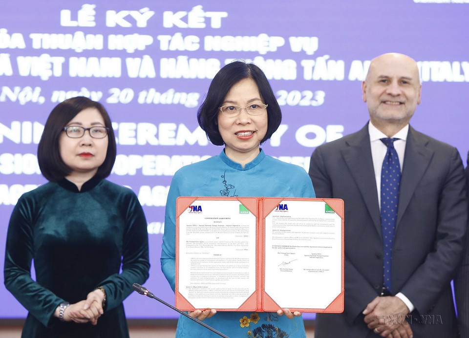 Tổng giám đốc TTXVN Vũ Việt Trang ký trực tuyến Thỏa thuận hợp tác nghiệp vụ giữa TTXVN và hãng Thông tấn ANSA của Italy, 20/2/2023. (Ảnh: An Đăng/TTXVN)