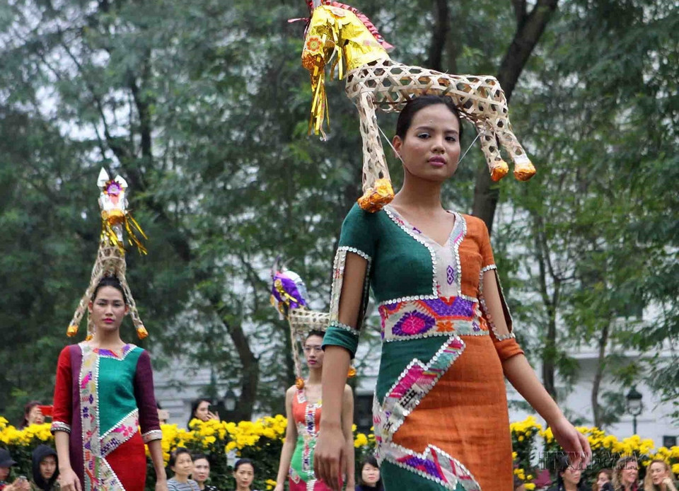 Người mẫu trình diễn trang phục trong bộ sưu tập thời trang Thu Đông của các nhà thiết kế Việt và Italy, tại Tuần lễ thời trang Việt-Italy 2018, ngày 18/3/2018. (Ảnh: Thanh Tùng/TTXVN)