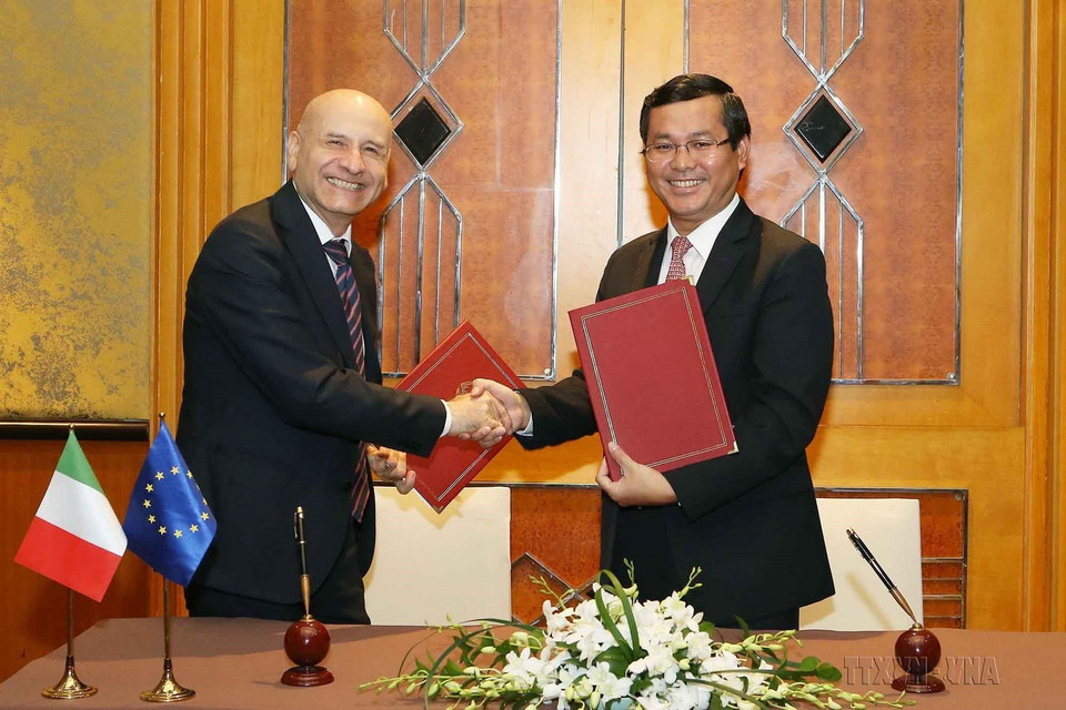 Thứ trưởng Bộ Giáo dục và Đào tại Nguyễn Văn Phúc và Đại sứ Italy tại Việt Nam Antonion Alessandro ký Chương trình hành động về hợp tác giáo dục giữa hai nước giai đoạn 2019-2022, ngày 6/6/2019. (Ảnh: Doãn Tấn/TTXVN)