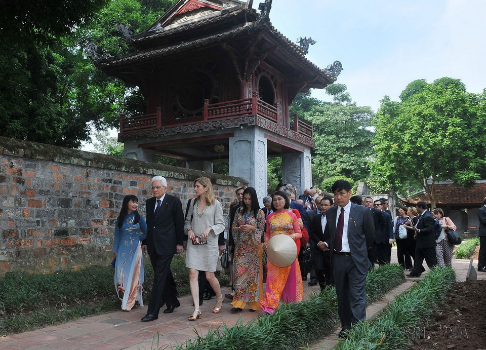 Trong chuyến thăm cấp Nhà nước Việt Nam, sáng 6/11/2015, tại Hà Nội, Tổng thống Italy Sergio Mattarella đến thăm Khu Di tích Văn Miếu-Quốc Tử Giám. (Ảnh: Trọng Đức/TTXVN)