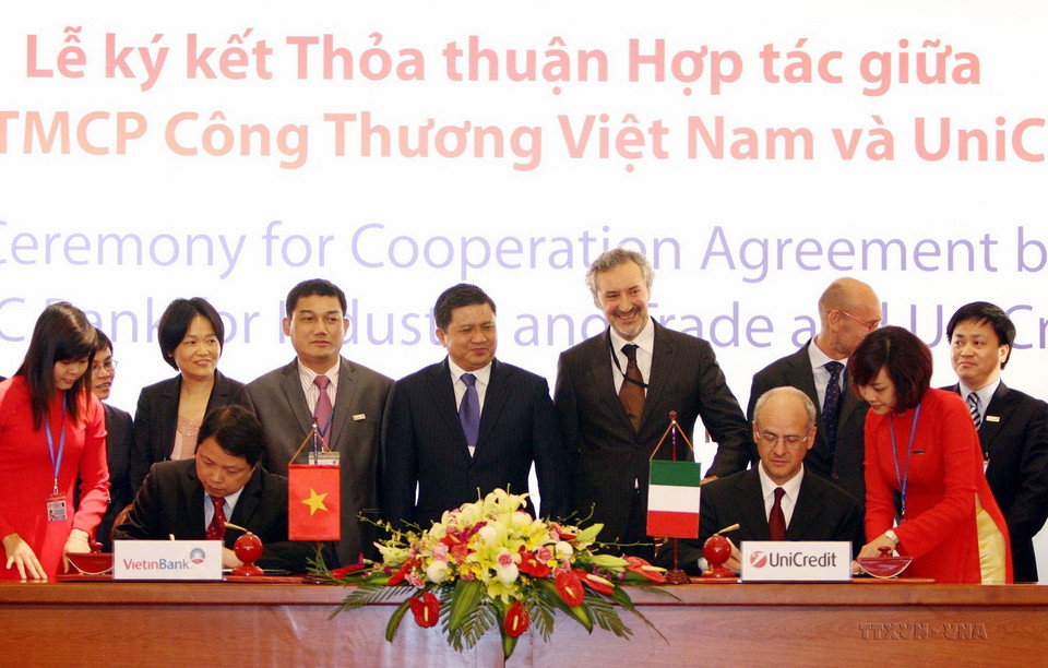 Lễ ký kết Thỏa thuận hợp tác giữa Ngân hàng TMCP Công Thương Việt Nam (ViettinBank) và Ngân hàng UniCredit S.p.A của Italy, Hà Nội, 5/5/2011. (Ảnh: TTXVN)
