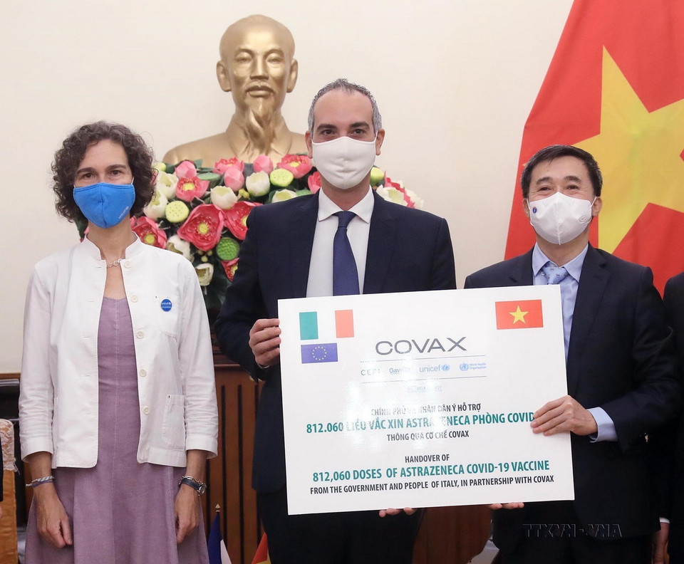 Thứ trưởng Bộ Y tế Trần Văn Thuấn tiếp nhận tượng trưng 812.060 liều vaccine AstraZeneca do Chính phủ và nhân dân Italy ủng hộ Việt Nam, Hà Nội, ngày 14/9/2021. (Ảnh: Lâm Khánh/TTXVN)