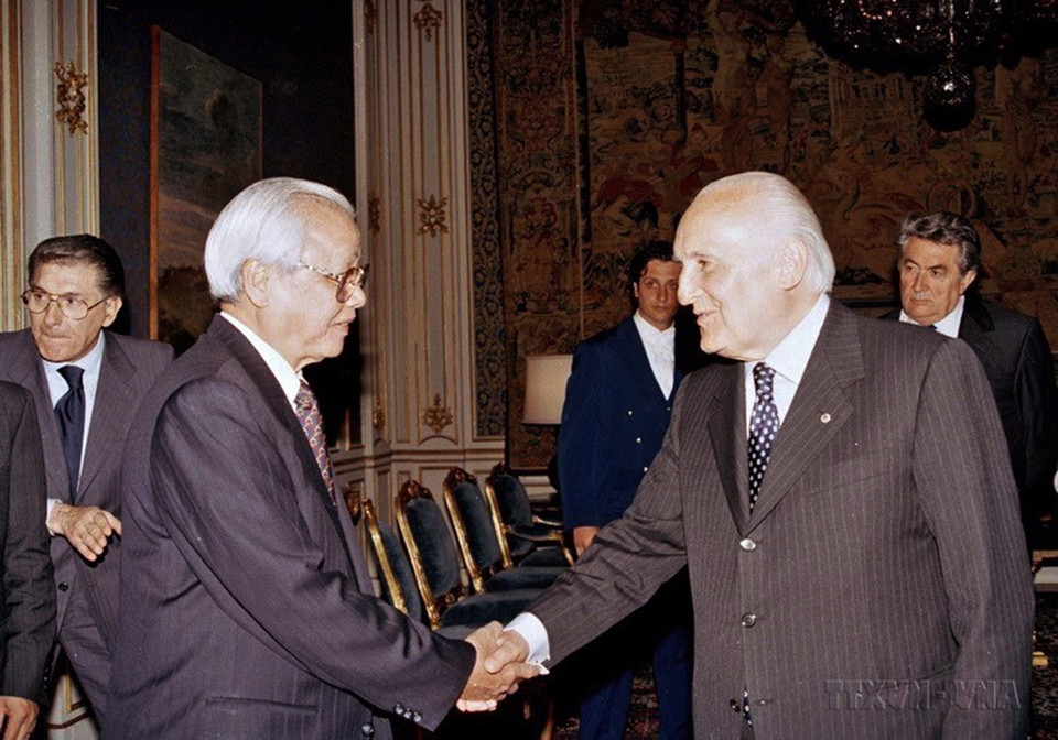 Thủ tướng Võ Văn Kiệt gặp Tổng thống Oscar Luigi Scalfaro trong chuyến thăm chính thức Italy, sáng 26/5/1997. (Ảnh: Minh Đạo/TTXVN)