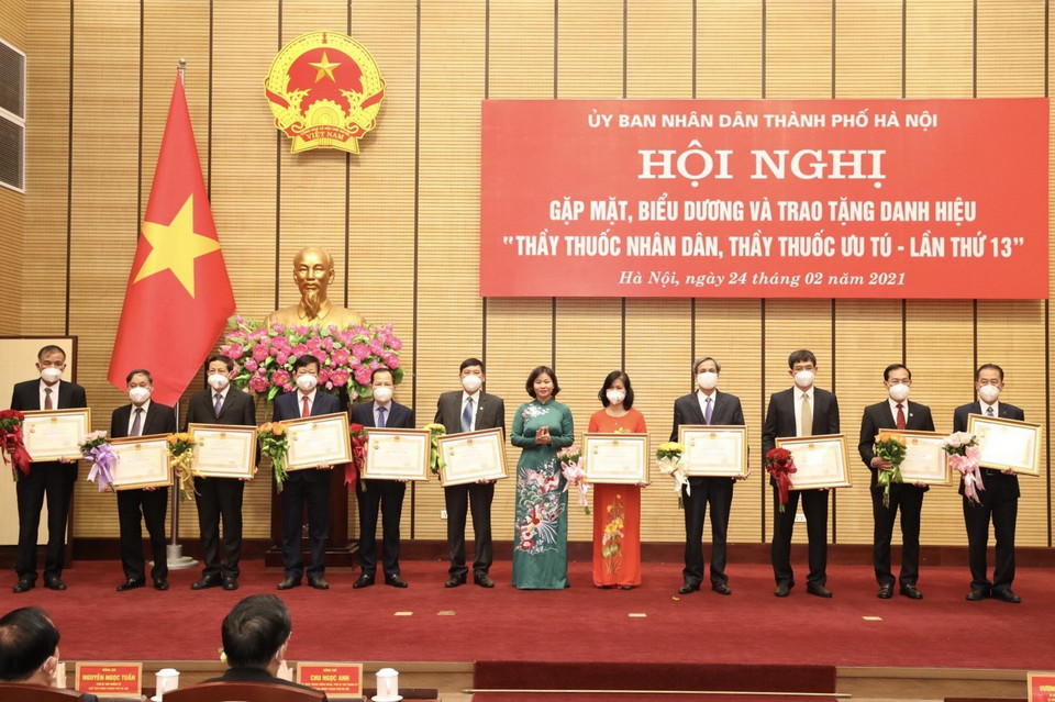 Lãnh đạo thành phố Hà Nội trao danh hiệu Thầy thuốc Ưu tú cho 43 cá nhân. (Ảnh: Minh Quyết/TTXVN)