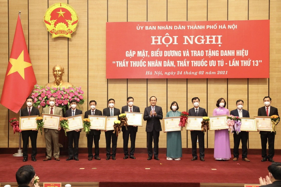 Lãnh đạo thành phố Hà Nội trao danh hiệu Thầy thuốc Ưu tú cho 43 cá nhân. (Ảnh: Minh Quyết/TTXVN)