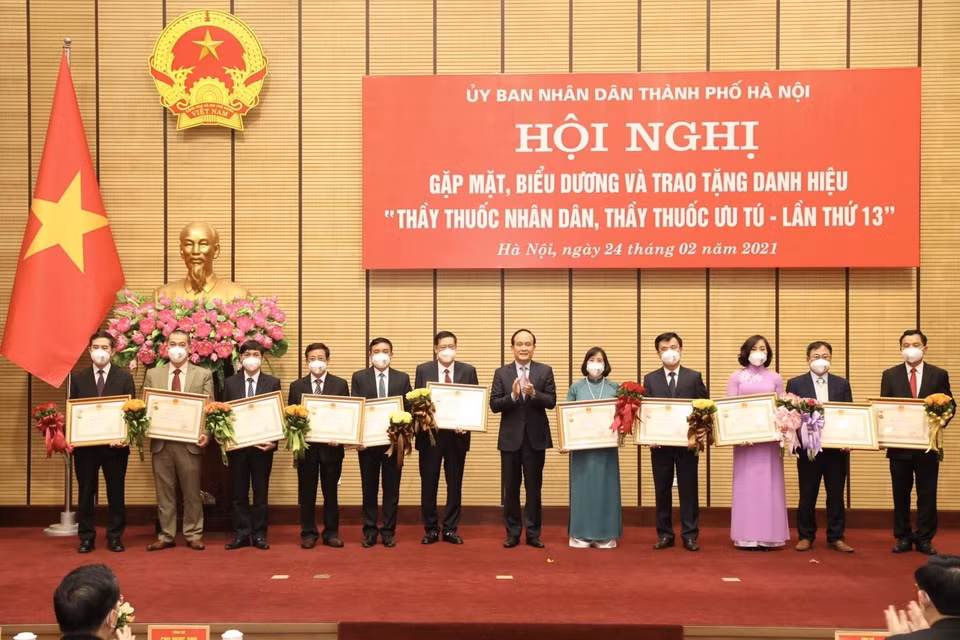 Lãnh đạo thành phố Hà Nội trao danh hiệu Thầy thuốc Ưu tú cho 43 cá nhân. (Ảnh: Minh Quyết/TTXVN)