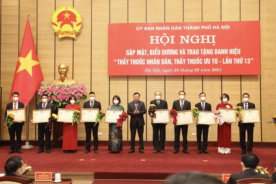 Lãnh đạo thành phố Hà Nội trao danh hiệu Thầy thuốc Ưu tú cho 43 cá nhân. (Ảnh: Minh Quyết/TTXVN)