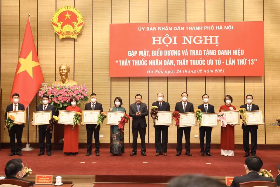 Lãnh đạo thành phố Hà Nội trao danh hiệu Thầy thuốc Ưu tú cho 43 cá nhân. (Ảnh: Minh Quyết/TTXVN)