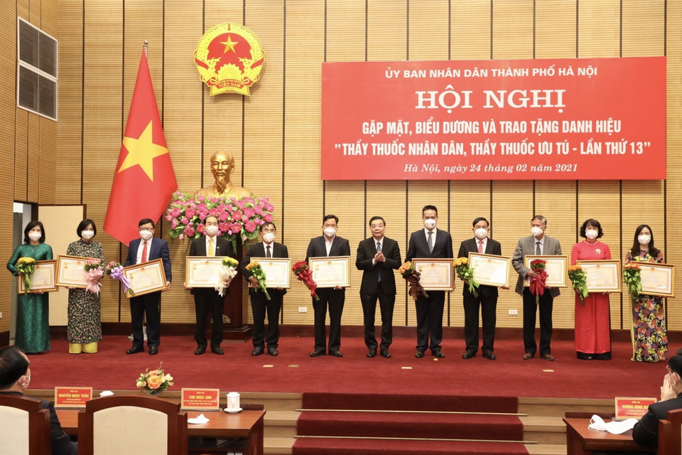Lãnh đạo thành phố Hà Nội trao danh hiệu Thầy thuốc Ưu tú cho 43 cá nhân. (Ảnh: Minh Quyết/TTXVN)