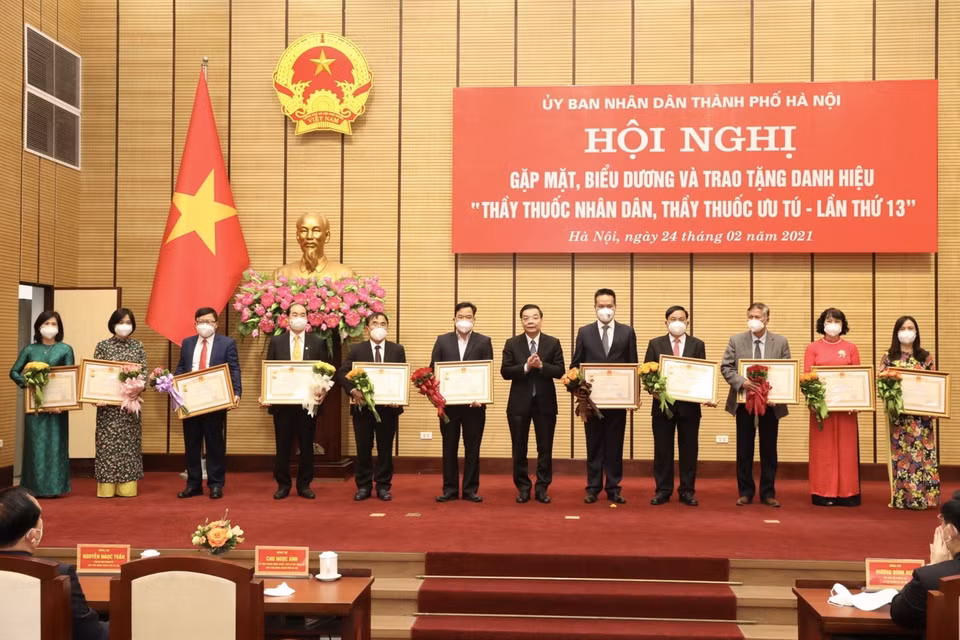 Lãnh đạo thành phố Hà Nội trao danh hiệu Thầy thuốc Ưu tú cho 43 cá nhân. (Ảnh: Minh Quyết/TTXVN)