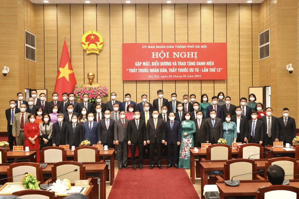 Ủy viên Bộ Chính trị, Bí thư Thành ủy Hà Nội Vương Đình Huệ và các đại biểu chụp ảnh chung với Thầy thuốc Nhân dân, Thầy thuốc Ưu tú. (Ảnh: Minh Quyết/TTXVN)