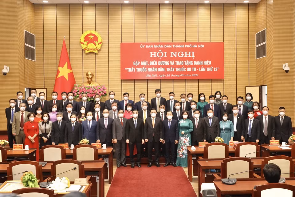 Ủy viên Bộ Chính trị, Bí thư Thành ủy Hà Nội Vương Đình Huệ và các đại biểu chụp ảnh chung với Thầy thuốc Nhân dân, Thầy thuốc Ưu tú. (Ảnh: Minh Quyết/TTXVN)