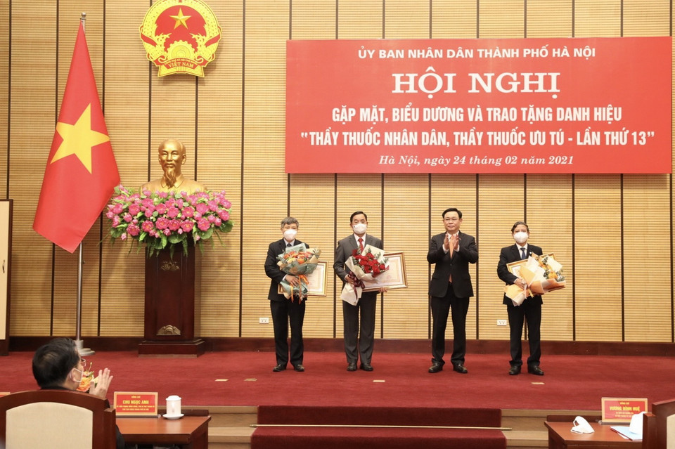 Ủy viên Bộ Chính trị, Bí thư Thành ủy Hà Nội Vương Đình Huệ trao danh hiệu Thầy thuốc Nhân dân cho 3 cá nhân: Tiến sỹ, bác sỹ Nguyễn Khắc Hiền, Giám đốc Sở Y tế Hà Nội; Phó Giáo sư, Tiến sỹ Hoàng Đức Hạnh, Phó Giám đốc Sở Y tế Hà Nội và Thạc sỹ, bác sỹ chuyên khoa I Nguyễn Văn Dung, nguyên Phó Giám đốc Sở Y tế Hà Nội. (Ảnh: Minh Quyết/TTXVN)