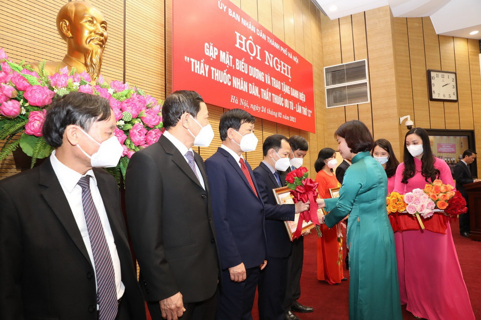 Lãnh đạo thành phố Hà Nội trao danh hiệu Thầy thuốc Ưu tú cho 43 cá nhân. (Ảnh: Minh Quyết/TTXVN)