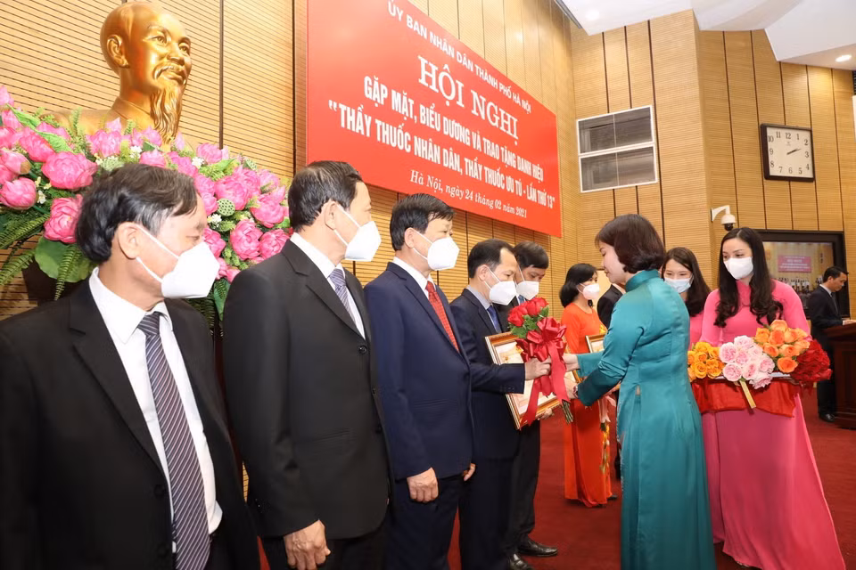 Lãnh đạo thành phố Hà Nội trao danh hiệu Thầy thuốc Ưu tú cho 43 cá nhân. (Ảnh: Minh Quyết/TTXVN)