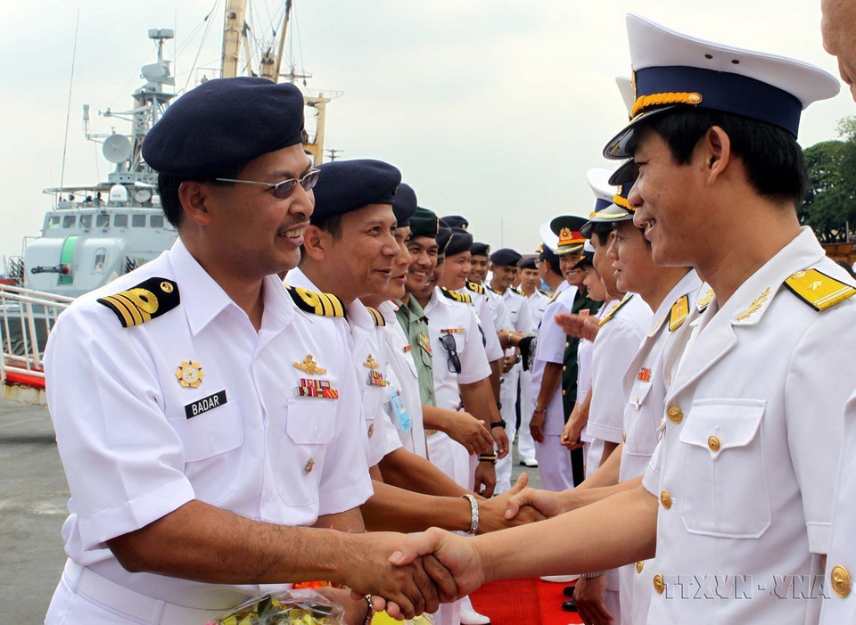 Lễ đón thủy thủ tàu hải quân Malaysia tại Cảng Sài Gòn trong chuyến thăm chính thức 4 ngày tới Việt Nam, ngày 6/10/2011. (Ảnh: Thanh Vũ/TTXVN)