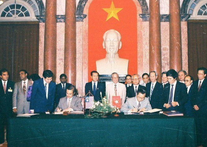 Bộ trưởng Ngoại giao Nguyễn Mạnh Cầm và Bộ trưởng Ngoại giao Malaysia Abdullah Ahmad Badawi ký Hiệp định về hợp tác kinh tế-khoa học kỹ thuật, ngày 20/4/1992. (Ảnh: Kim Hùng/TTXVN)