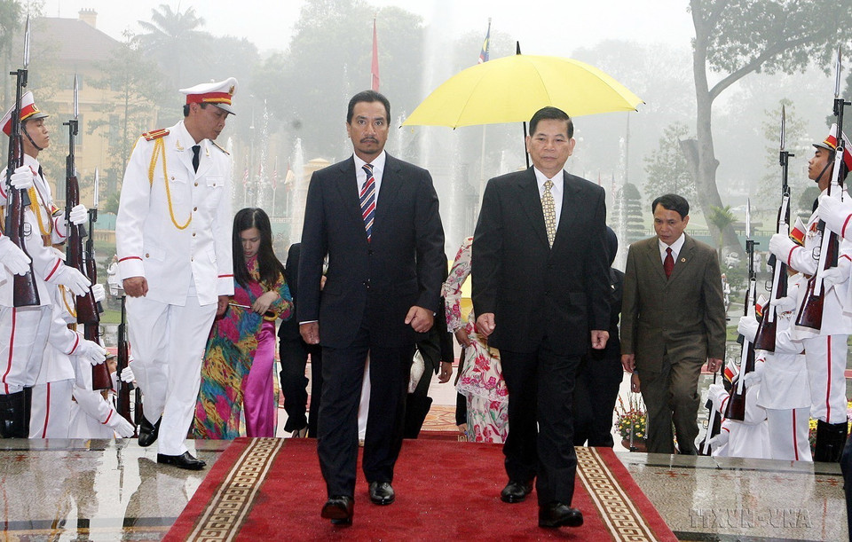 Chủ tịch nước Nguyễn Minh Triết chủ trì lễ đón Quốc vương Malaysia Sultan Mizan Zainal Abidin thăm chính thức Việt Nam, ngày 12/3/2009. (Ảnh: Nguyễn Khang/TTXVN)