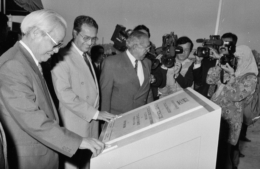 Thủ tướng Võ Văn Kiệt và Thủ tướng Malaysia Mahathir Mohamad bấm nút khởi công xây dựng Khu chế xuất Nội Bài, ngày 8/3/1996. (Ảnh: Kim Hùng/TTXVN)