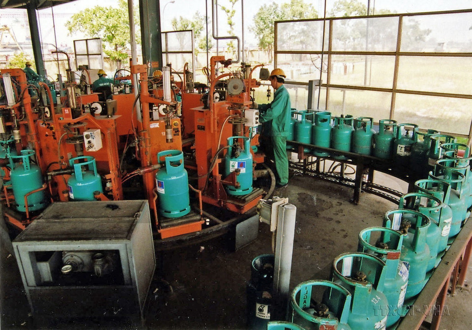 Dây chuyền chiết nạp gas tại nhà máy của Công ty liên doanh khí hóa lỏng Thăng Long, Liên doanh giữa Tổng công ty khí Việt Nam và Công ty dầu khí Malaysia. (Ảnh: Hà Thái/TTXVN)