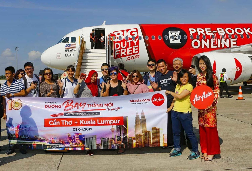 Sáng 8/4/2019, chuyến bay số hiệu AK 575 của Hãng hàng không AirAsia (Malaysia) từ Kuala Lumpur hạ cánh xuống Sân bay Quốc tế Cần Thơ, đánh dấu lịch sử là chuyến bay quốc tế đầu tiên kết nối Cần Thơ bay thẳng đến Malaysia. (Ảnh: Thanh Liêm/TTXVN)