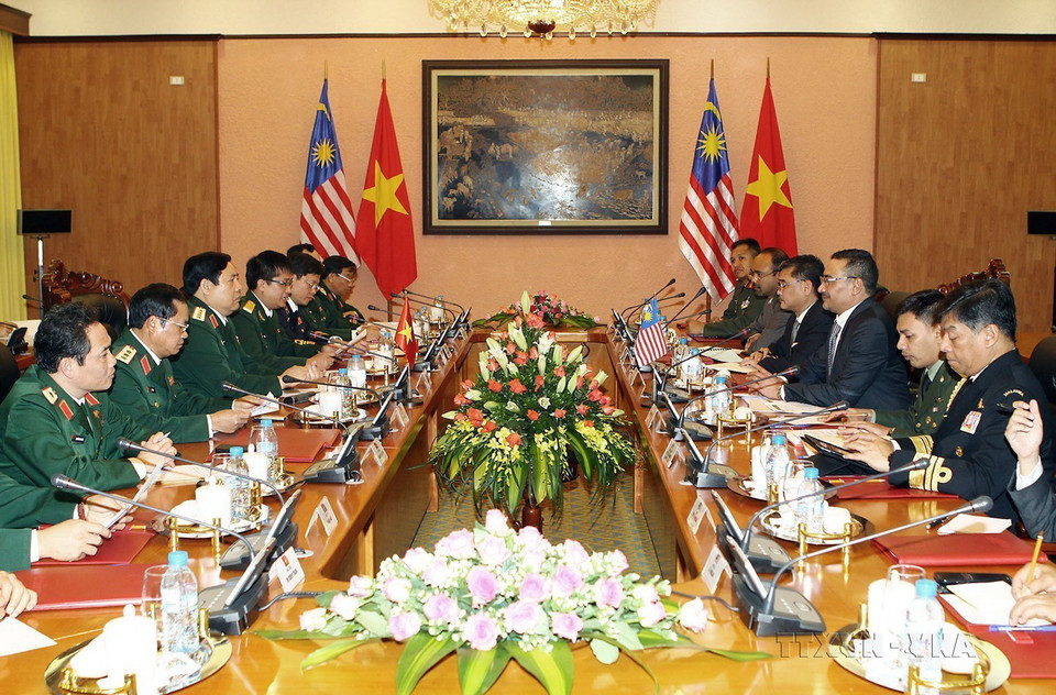 Bộ trưởng Quốc phòng Phùng Quang Thanh hội đàm với Bộ trưởng Quốc phòng Malaysia Dato Seri Hishammuddin Tun Hussein thăm chính thức Việt Nam, ngày 1/11/2013. (Ảnh: Trọng Đức/TTXVN)