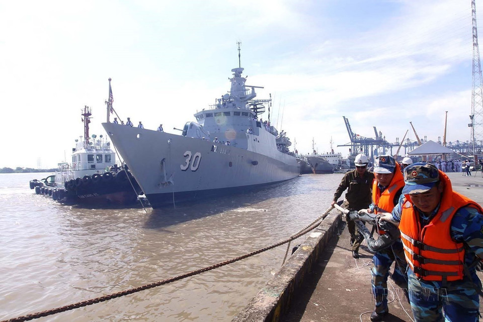 Sáng 25/11/2017, biên đội tàu Hải quân Hoàng gia Malaysia cập cảng Cát Lái, thực hiện chuyến thăm hữu nghị Tp.Hồ Chí Minh trong 4 ngày. (Ảnh: Thanh Vũ/TTXVN)