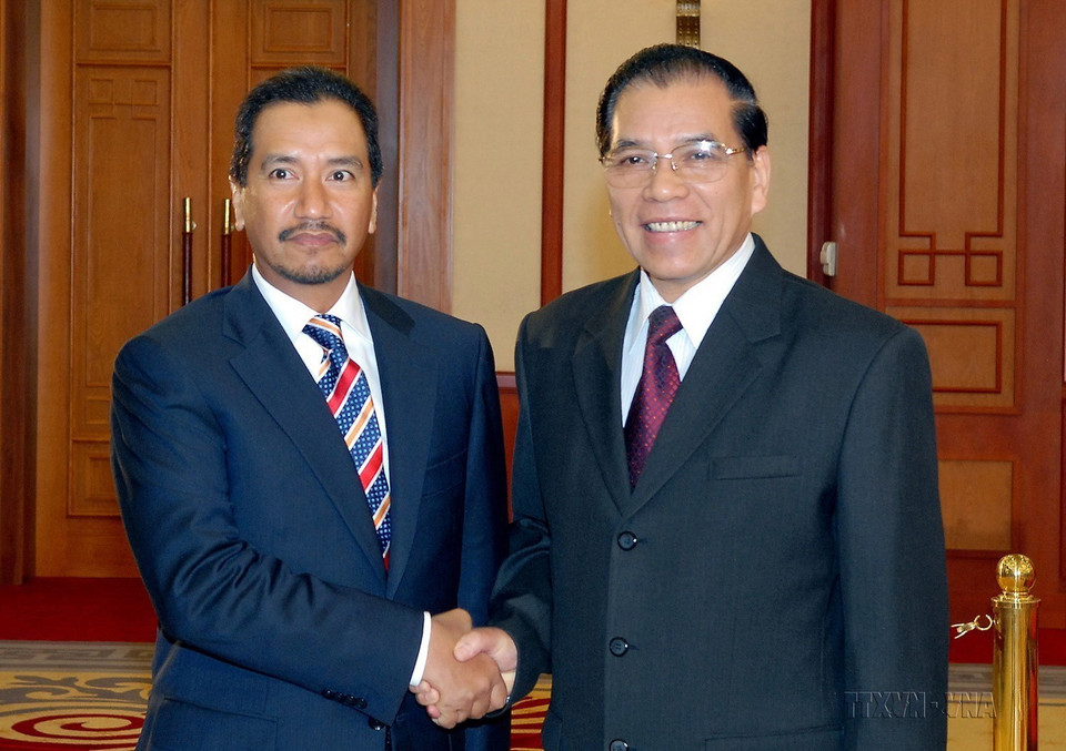 Tổng Bí thư Nông Đức Mạnh tiếp Quốc vương Malaysia Sultan Mizan Zainal Abidin thăm chính thức Việt Nam, ngày 12/3/2009. (Ảnh: Nhan Sáng/TTXVN)