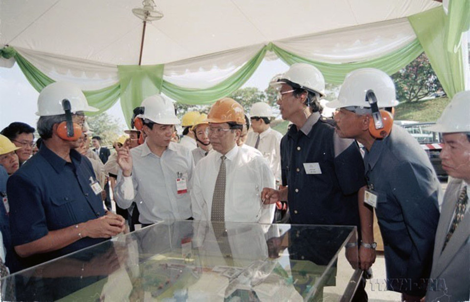 Chủ tịch nước Trần Đức Lương thăm Tập đoàn Gold Hope trong chuyến thăm chính thức Malaysia, ngày 17/3/1998. (Ảnh: Trọng Nghiệp/TTXVN)