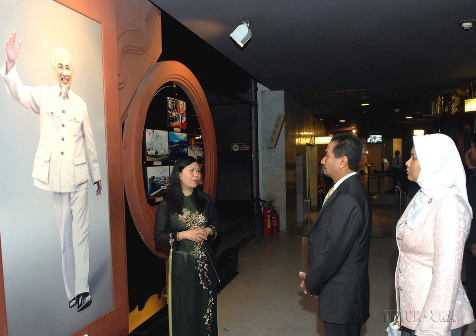 Quốc vương Malaysia Sultan Mizan Zainal Abidin và Hoàng hậu tham quan Bảo tàng Hồ Chí Minh, ngày 13/3/2009. (Ảnh: Nhan Sáng/TTXVN)