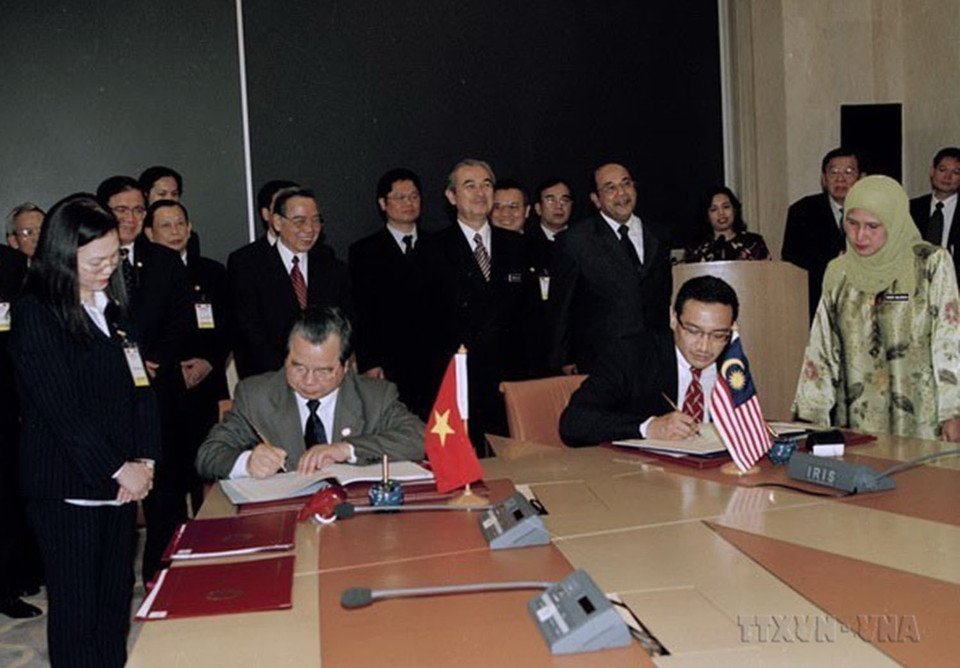 Ký kết hợp tác giữa Bộ Giáo dục Việt Nam và Bộ Giáo dục Malaysia trước sự chứng kiến của Thủ tướng Phan Văn Khải và Thủ tướng Abdullah Ahmad Badawi, ngày 21/4/2004. (Ảnh: Thế Thuần/TTXVN)