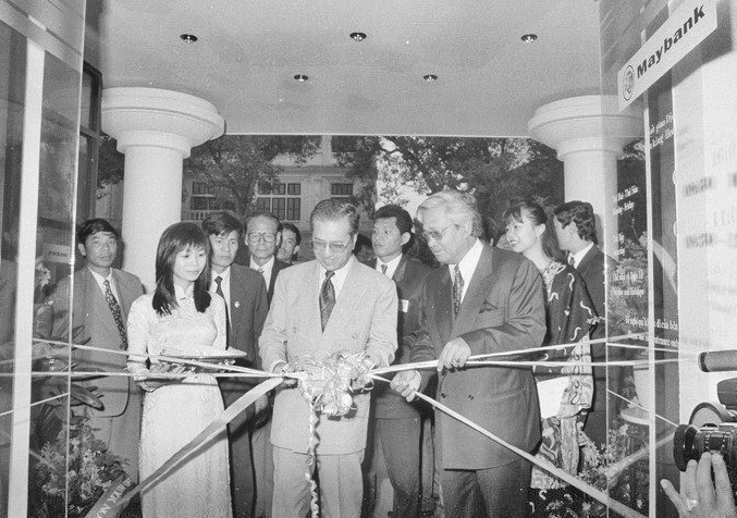 Ngày 7/3/1996, Thủ tướng Malaysia Mahathir Mohamad cắt băng khai trương Chi nhánh Ngân hàng Maybank tại Hà Nội. (Ảnh: Kim Hùng/TTXVN)