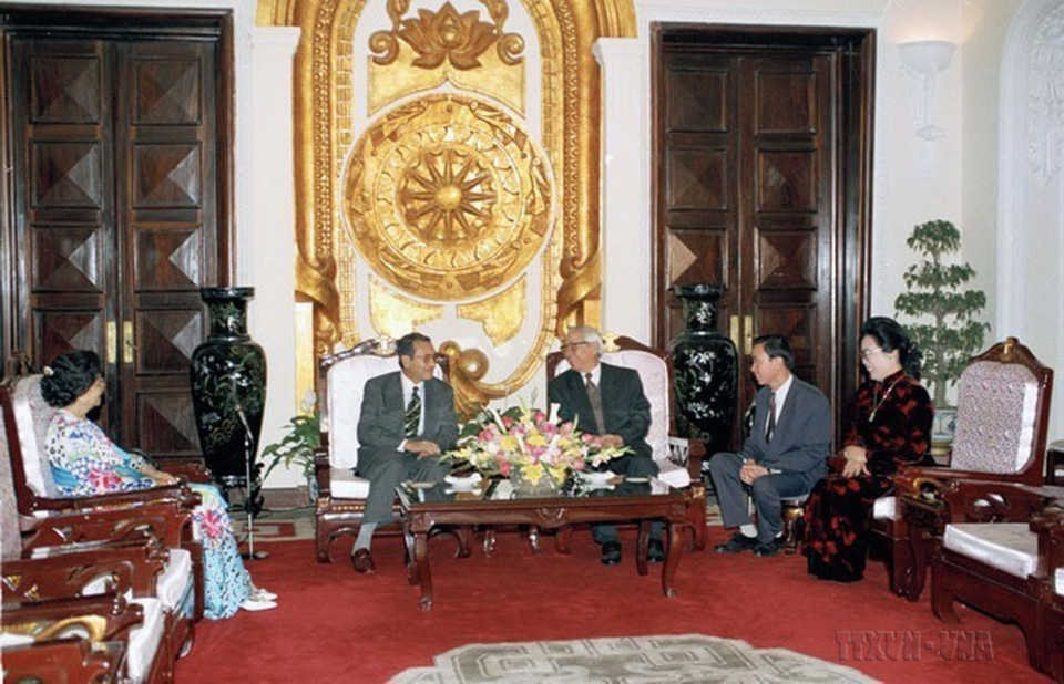 Thủ tướng Võ Văn Kiệt và Phu nhân tiếp Thủ tướng Malaysia và Phu nhân thăm chính thức Việt Nam từ 7-9/3/1996. (Ảnh: Minh Đạo/TTXVN)