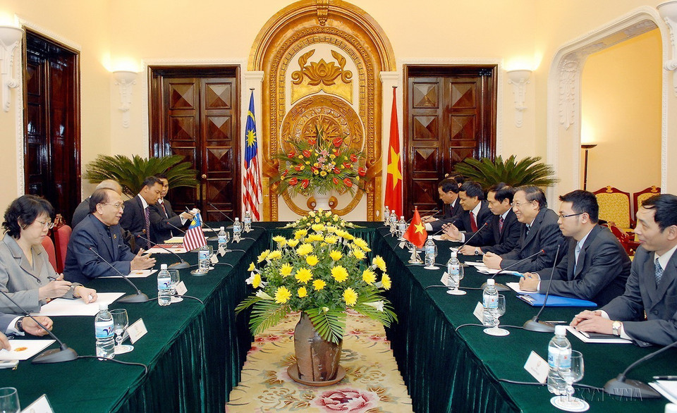 Phó Thủ tướng, Bộ trưởng Ngoại giao Phạm Gia Khiêm hội đàm với Bộ trưởng Ngoại giao Malaysia Rais Yatim thăm Việt Nam, ngày 12/11/2008. (Ảnh: Nhan Sáng/TTXVN)