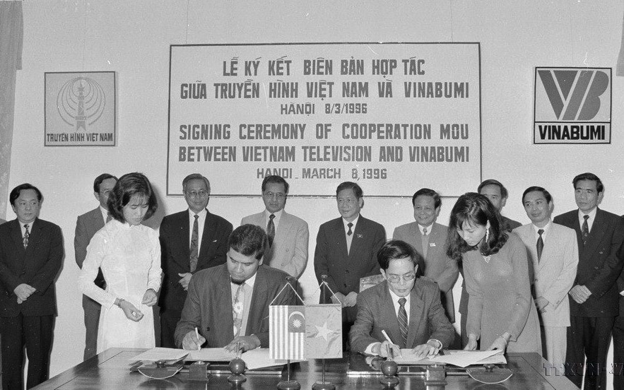 Thủ tướng Malaysia Mahathir Mohamad chứng kiến Lễ ký kết hợp tác giữa Đài Truyền hình Việt Nam và Công ty Vinabumi của Malaysia, ngày 8/3/1996. (Ảnh: Kim Hùng/TTXVN)
