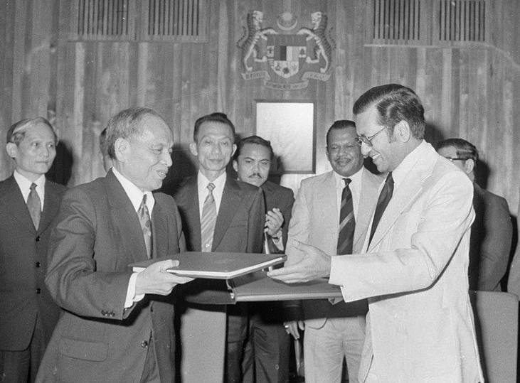 Bộ trưởng Ngoại giao Nguyễn Duy Trinh và Bộ trưởng Thương mại và Công nghiệp Mahathir Mohamdt thay mặt Chính phủ hai nước ký Hiệp định Thương mại và hợp tác kinh tế kỹ thuật Việt Nam-Malaysia, ngày 3/1/1978. (Ảnh: TTXVN)