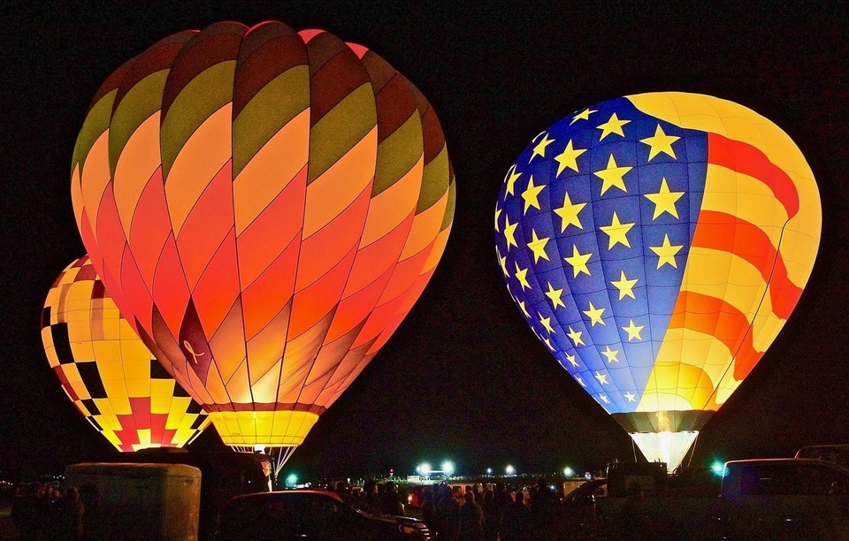 Những quả khinh khí cầu đủ màu sắc bay trong Lễ hội khinh khí cầu quốc tế ở Albuquerque, bang New Mexico, Mỹ. (Ảnh: THX/TTXVN)