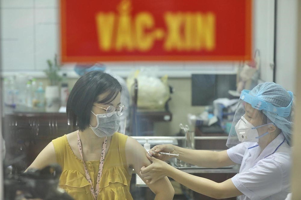 Tiêm vaccine phòng COVID-19 cho người dân tại điểm tiêm trường Tiểu học Nguyễn Du (quận Hoàn Kiếm). (Ảnh: Minh Quyết/TTXVN)