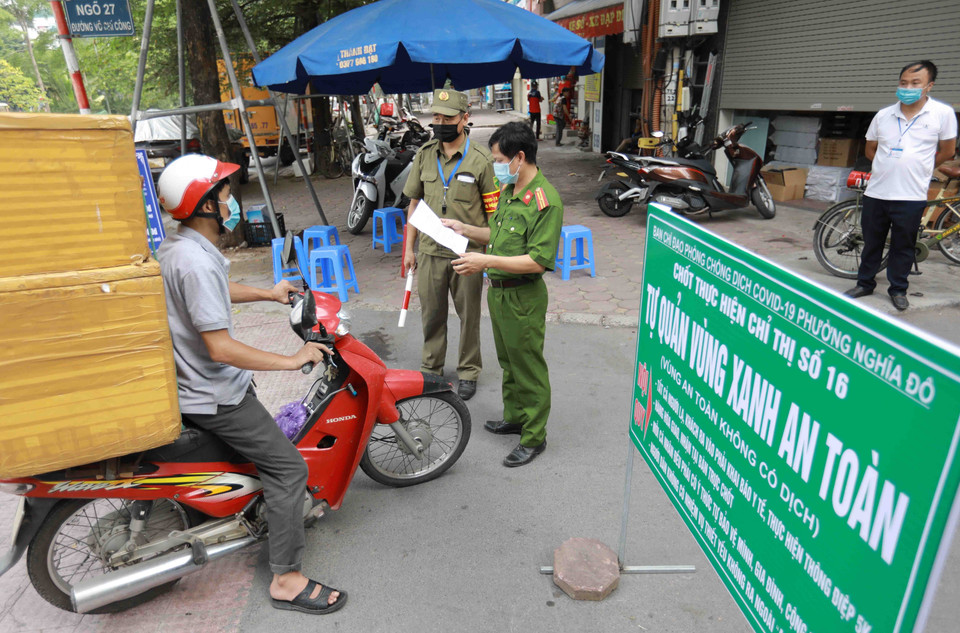 Phường Nghĩa Đô, quận Cầu Giấy lập 20 chốt tuyên truyền, tự quản Vùng xanh an toàn. (Ảnh: Vũ Sinh/TTXVN)