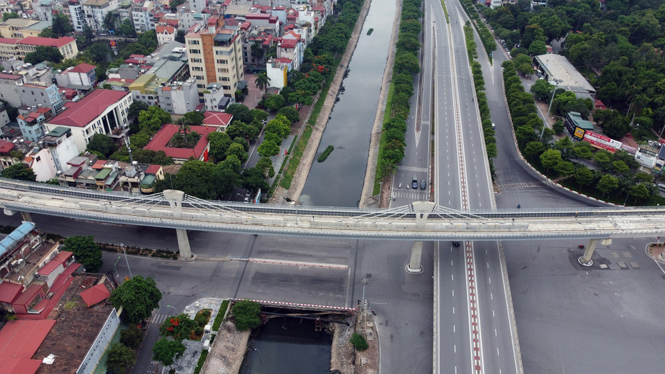 Nút giao thông Cầu Giấy, nơi thường xuyên ùn tắc những ngày trước đây, những ngày này giãn cách xã hội gần như không người qua lại. (Ảnh: Huy Hùng/TTXVN)