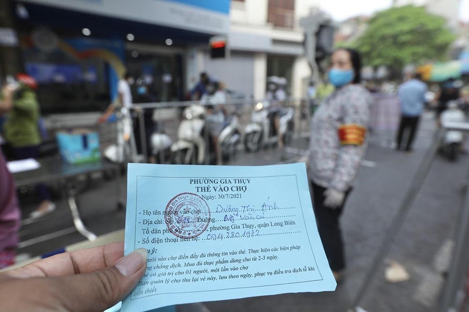 Nhiều phường triển khai phát thẻ đi chợ luân phiên cho người dân theo giờ và theo ngày chẵn, lẻ nhằm giảm thiểu lượng người đi chợ, hạn chế tập trung đông người, đảm bảo các yêu cầu về phòng, chống dịch COVID-19. (Ảnh: Minh Quyết/TTXVN)