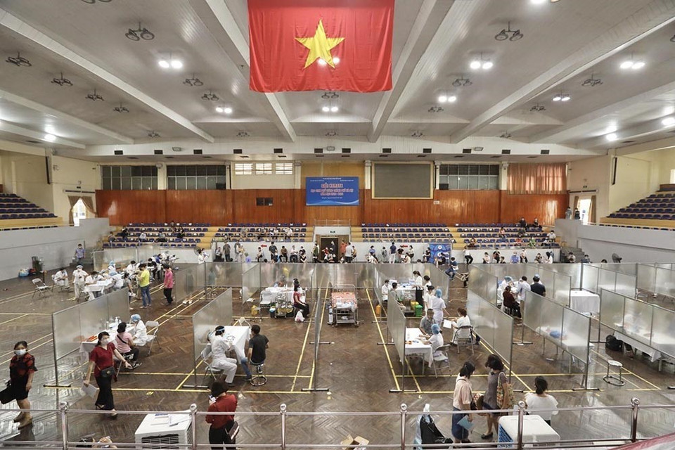 Điểm tiêm chủng vaccine phòng COVID-19 tại Nhà thi đấu Trịnh Hoài Đức. (Ảnh: Minh Quyết/TTXVN)