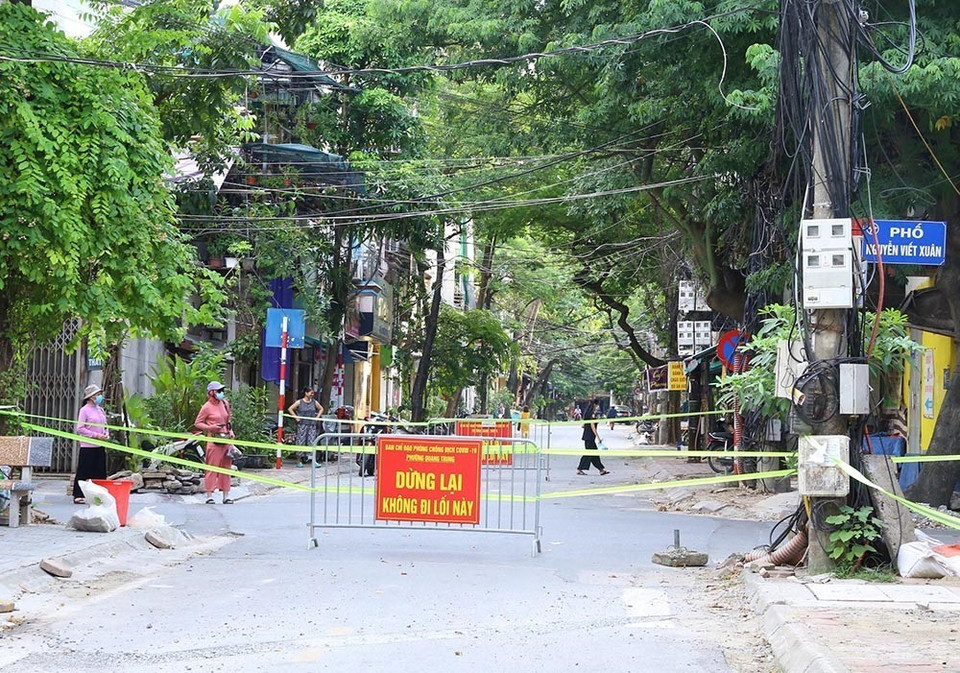 Chốt chặn trên đường Bế Văn Đàn (phường Quang Trung, quận Hà Đông) nhằm hạn chế người dân di chuyển khi không cần thiết. (Ảnh: Hoàng Hiếu/TTXVN)
