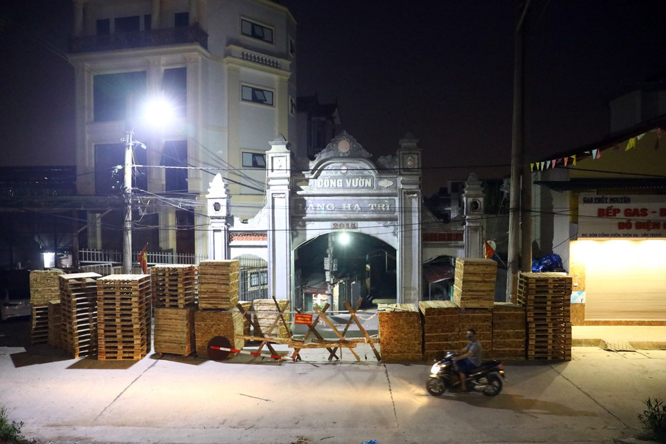 Người dân ngoại thành Hà Nội ngăn cổng làng không cho phương tiện đi qua. (Ảnh: Huy Hùng/TTXVN)