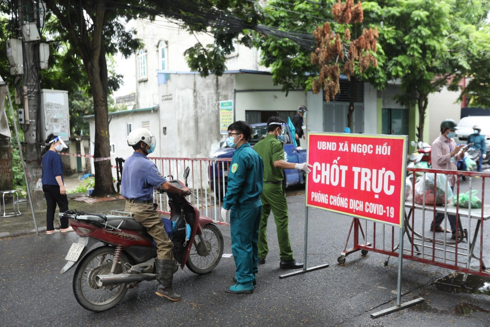 Chốt kiểm soát người qua lại tại xã Ngọc Hồi, huyện Thanh Trì. (Ảnh: Minh Quyết/TTXVN)
